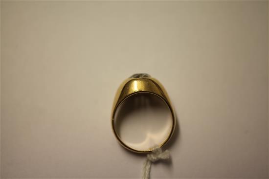 A gentlemans 18ct gold solitaire diamond ring, size L.